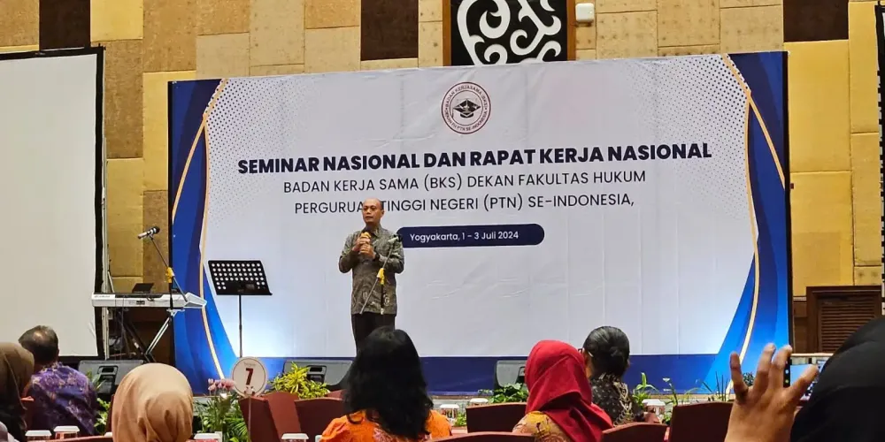 Dekan FH UNAIR menyampaikan informasi