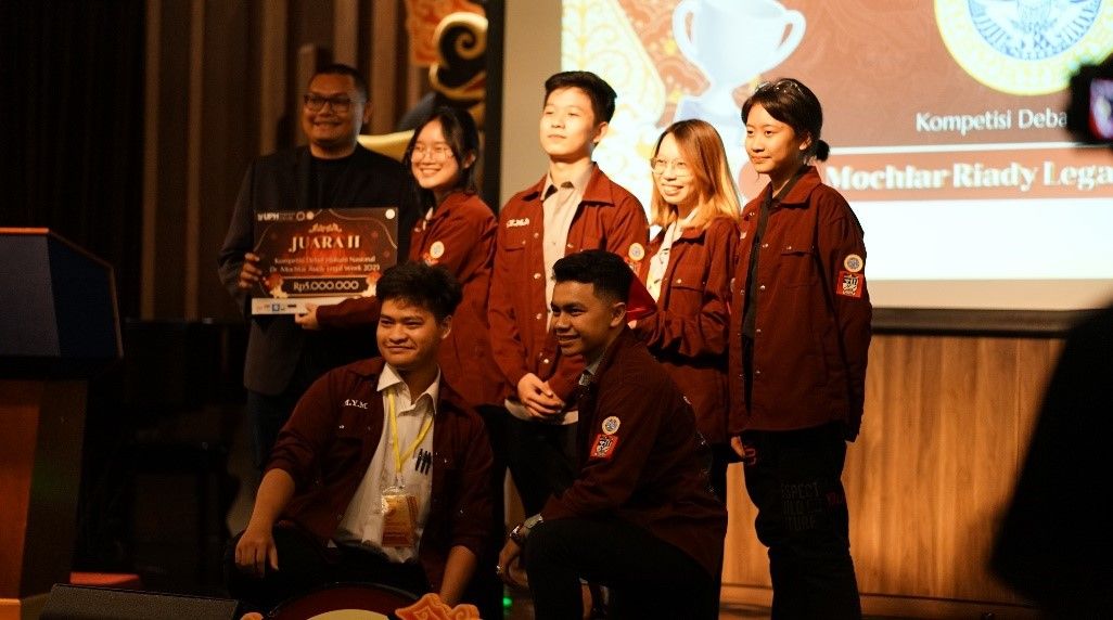Tambah Deretan Prestasi, Delegasi Debat Hukum FH UNAIR Raih Juara 2 Dr. Mochtar Riady Law Week 2023