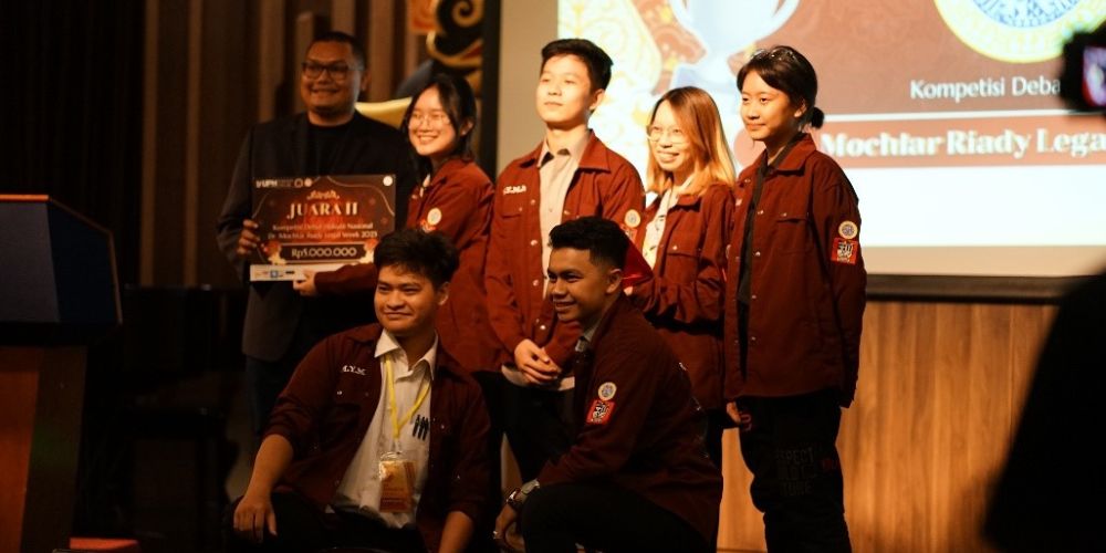 Tambah Deretan Prestasi, Delegasi Debat Hukum FH UNAIR Raih Juara 2 Dr. Mochtar Riady Law Week 2023